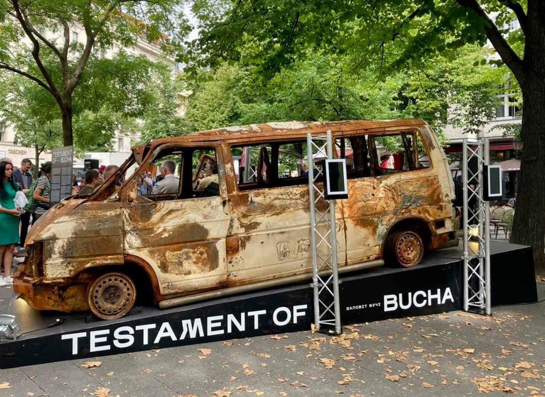 1/2 Three women and a 14-year-old girl tried to escape from occupied Bucha in this minivan. 🇷🇺 soldiers killed them. The live evidence of this crime is now standing on the Kurfürstendamm boulevard in #Berlin. Next to the Gucci and Chanel boutiques, that 🇷🇺 tourists like to visit.