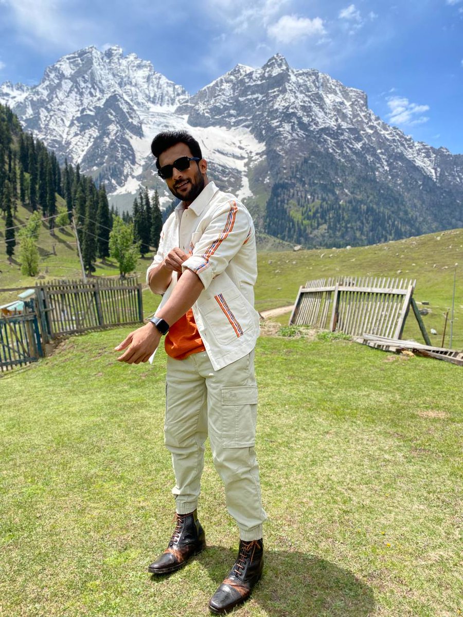 When life gives you mountains, put on your boots and hike!🏔️

'Tu Sang Mere' Song out 
Link in the bio!
.
.
.
#tusangmere #behindthescene #bts #moutains #jammukashmir #jammu #kashmir #shootlocation #videopalace #hindisong #vishhalnikam #vishhalians