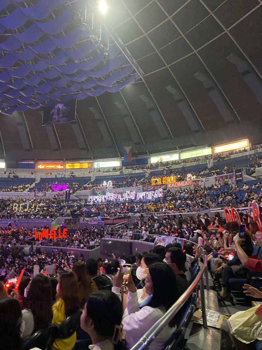 luvdbelle's tweet photo. spot nyo nalang yung section na tinira nalang nga sakanila di pa napuno kALOKA https://t.co/cPs9DVurDD