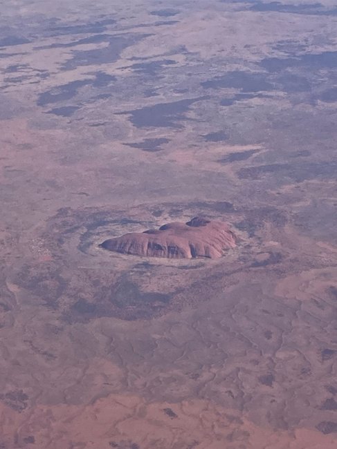 How lucky I was to catch a glimpse of Uluru from the plane on my way back home from Broome. This magnificent rock represents the majestic beauty of Mother Nature in 🇦🇺, and is sacred to Indigenous people.