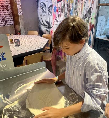 HOTELESnet's tweet photo. Una opción divertida para #comer en familia o con amigos en #Madrid es la Pizzeria #bizzo, un original restaurante donde los clientes pueden participar en la creación de su propia #pizza.  
Más información: https://t.co/iS3aFAV7Uu 
@BizzoMadrid @TurismoMadrid @Visita_Madrid https://t.co/H48YuJkbeU