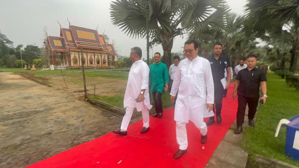 ZingnuChau's tweet photo. Felt blessed to visit Golden Pagoda ‘Kongmu Kham’ today while accompanying Shri @byadavbjp Ji, Hon’ble Union Minister, along with HDCM Shri @ChownaMeinBJP Ji and Govt. officials today in the morning before his departure to Delhi.

@BJP4India https://t.co/8DR3OF18fD