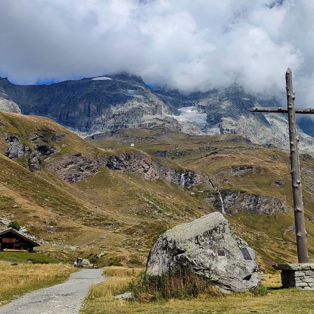 vivelavidaroca's tweet photo. En el día 2 de nuestro #roadTrip por los #alpesitalianos saludamos al "Rey" el monte #Cervino. Si te has comido algún @Toblerone es el que sale en el envoltorio y después nos fuimos al #lagoazul donde el reflejo de sus aguas es como un espejo.
#SpainTb @MadridTB #Italia https://t.co/F4kyPoBllm