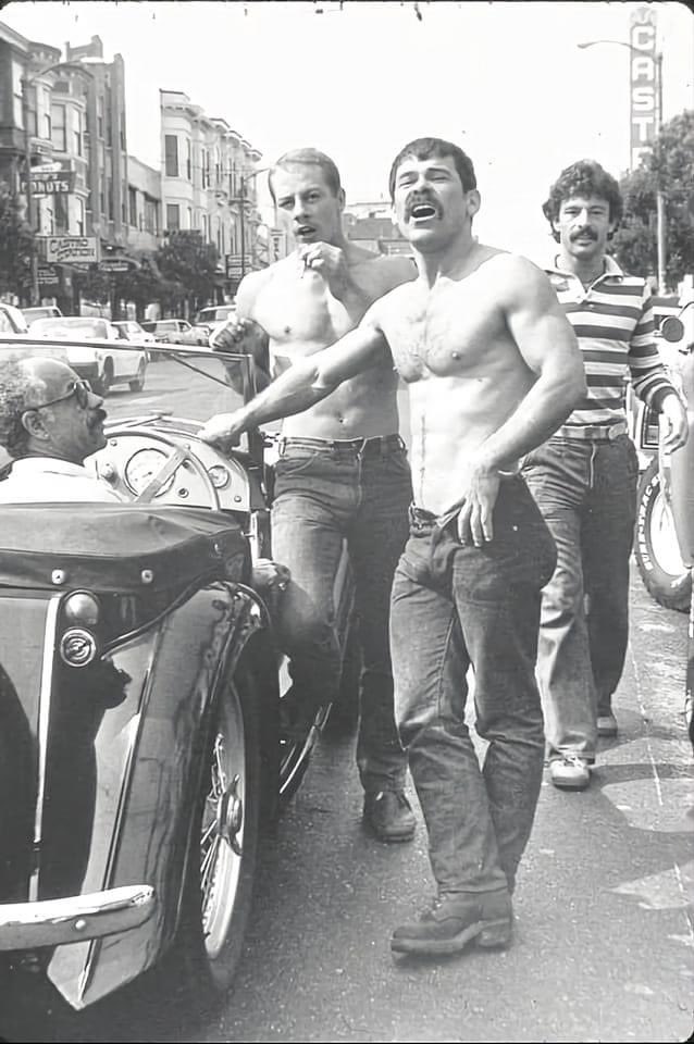 mpuxana's tweet photo. Como recuerdo mi gran afición por el bigote Horseshoe aunque por motivos otros a los estéticos que, sin duda, también poseé.
#gay #TOMSLeatherBar #1980s #horseshoemustache #clonelook https://t.co/Z8B5twPvuC