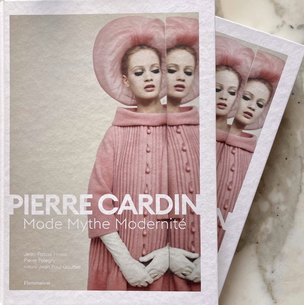 Premier exemplaire de mon livre à paraître le 21 septembre… #PierreCardin Mode Mythe Modernité publié aux éditions #Flammarion.
Un portrait intime du couturier dont on célèbre cette année le centième anniversaire.