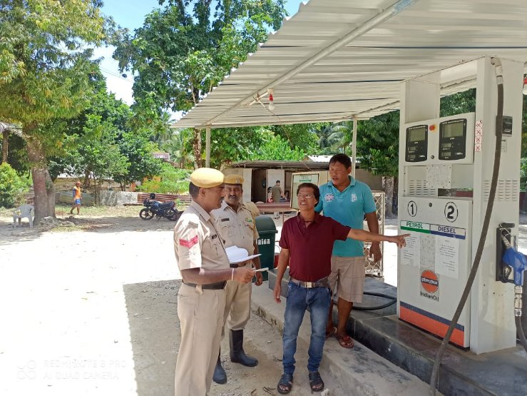 FireService_ANP's tweet photo. On 25/08/22 Fire Officials of #FSCarnicobar conducted the fire safety audit of EHL Petrol Pump,Car Nicobar & imparted training on operation techniques of fire extinguishers to the employees & suggested corrective measures to prevent fire incident. https://t.co/Lr9dPfdnQu