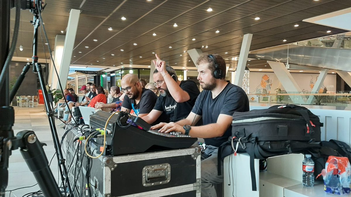 El programa de ayer fue una experiencia mágica que suceden una vez en la vida.
Y el primer agradecimiento tiene que ser para <a href="/caramelodepau/">Caramelo de pau</a> y <a href="/Dcoo13/">Dcoo</a>, que se ejecutaron una realización televisiva de la que en estos momentos solo podrían presumir un puñado de canales de twitch.