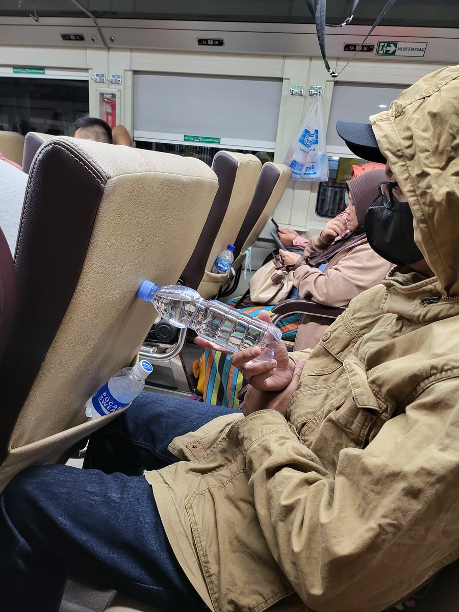 PutrantoBecan's tweet photo. @beni3bee @KAI121 saran @KAI121, alangkah baiknya KA tambahan YK-GMR jarak antar seat gerbong premium ditambah jaraknya. untuk penumpang tinggi badan diatas 175cm, untuk kaki penumpang sempit, dan jarak badan dengan kursi depan cm sekitar 30cm. Dlm keadaan darurat, ini saat membahayakan penumpang. https://t.co/tENSFd0F0B