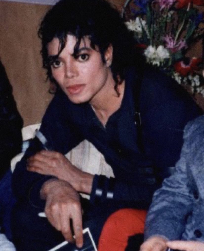Kacheecha's tweet photo. a celestial star who soothed astounding space into everyones chest with his delicate heart a star that'll live til eternity never flickering into a dull light I miss him miserably without his presence the world feels dauntingly numb i'll love Michael til my last breath 💜 hbd bby https://t.co/YOolKaUF5k