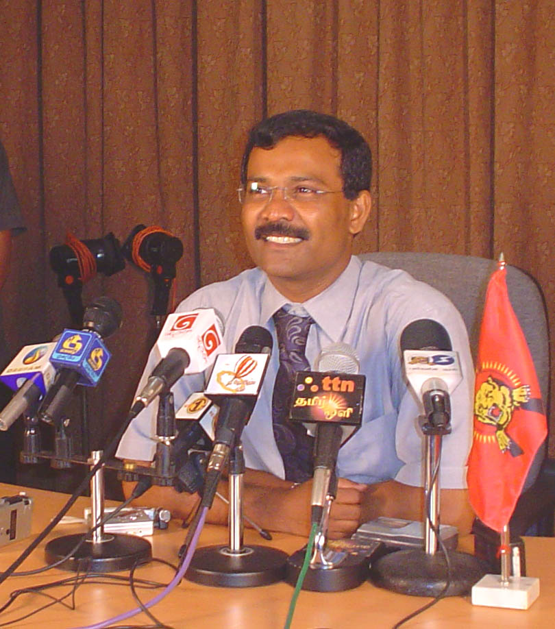 ஊடகங்களையும், ஊடகவியலாளர்களையும் அவன் கையாண்ட விதமும்கூட தேர்ந்துமுதிர்ந்த அரசியல் தலைவனாக அவனை உலகிற்கு அடையாளம் காட்டிநின்றது.

பிரிகேடியர் சு.ப.தமிழ்ச்செல்வன்❤