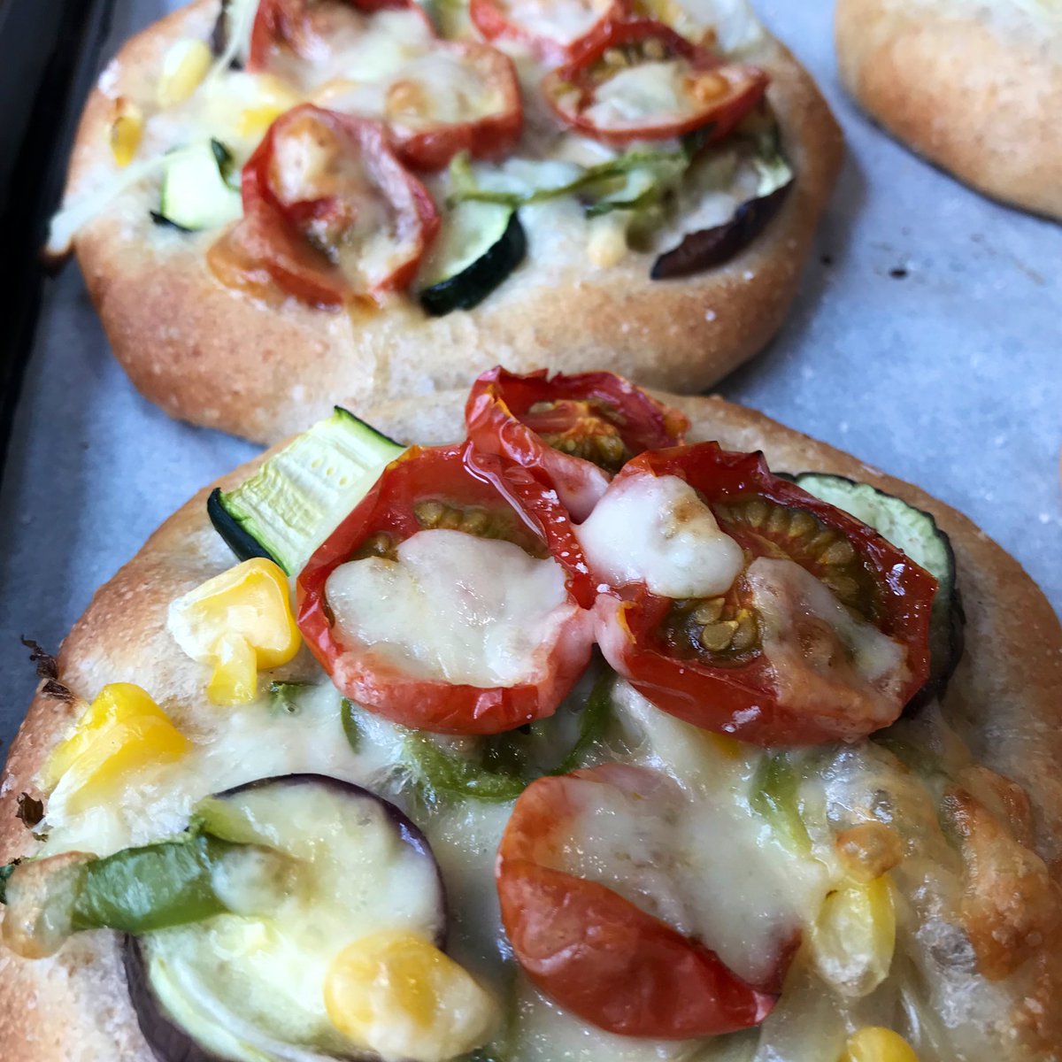 chikakobasan's tweet photo. 夏の終わりの夏野菜フォカッチャ〜
🍕🥗

#フォカッチャ　#夏野菜　#まだ8月　#セミドライトマト　#ズッキーニ https://t.co/0jxXiI4CKq