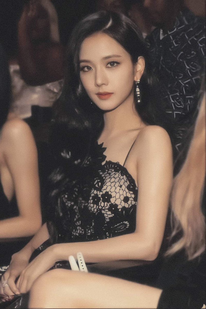 ThuyYenNhi's tweet photo. Look what you made us do Jisoo ahh
KIM JISOO 🖤💗
JISOO STUNS AT VMAS 
TASTE THAT VENOM ON VMA
#BLACKPINKInYourVMAs https://t.co/k6twNRUL14
