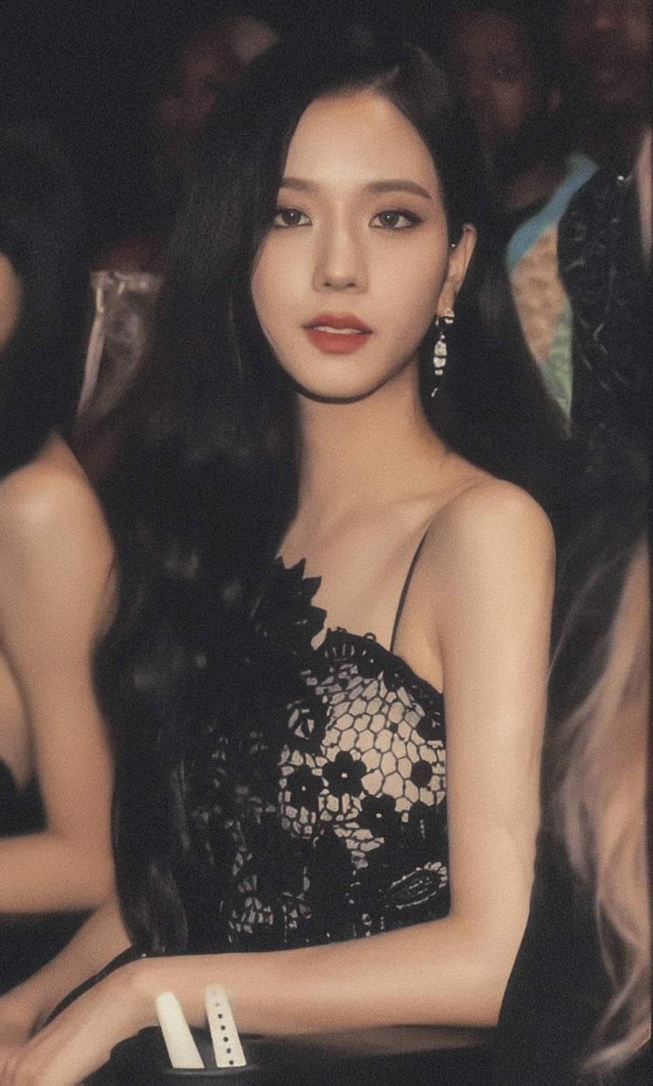 ThuyYenNhi's tweet photo. Look what you made us do Jisoo ahh
KIM JISOO 🖤💗
JISOO STUNS AT VMAS 
TASTE THAT VENOM ON VMA
#BLACKPINKInYourVMAs https://t.co/k6twNRUL14