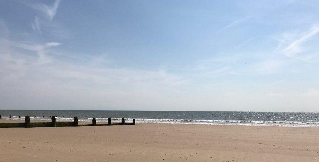 EnvAgencyAnglia's tweet photo. Are you off to the beach this Bank Holiday Monday?
Visitor numbers could be high today, which could increase the amount of litter left on the beach and in the sea.
Help protect the quality of our beaches and bathing waters and take your litter home with you.
#binit4beaches https://t.co/gqEU69pTMj