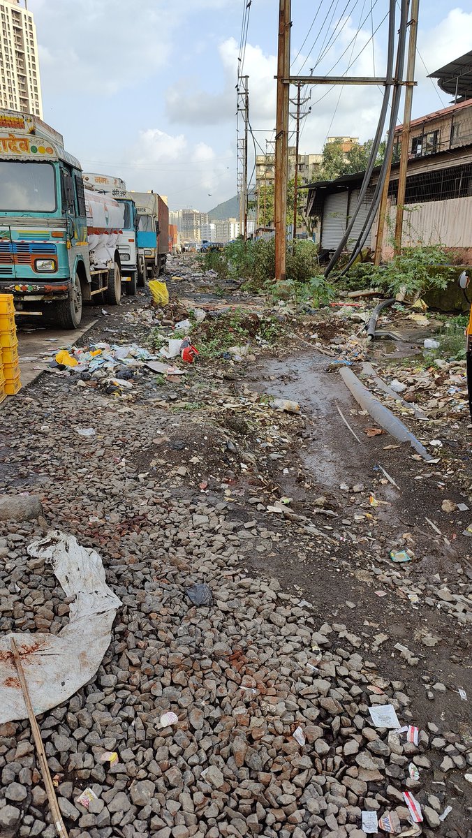 assadkhan2009's tweet photo. @TMCaTweetAway @MMRDAOfficial 

Request you to look into our road condition since 3 years between the 2 TMC approved buildings on Old Mumbai Pune Road, Bholenath Nagar gate, Mumbra https://t.co/Qb5uE1UHot