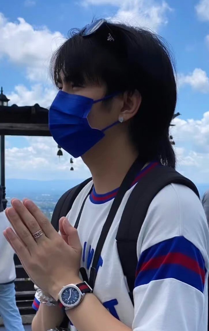 BbbZhouzhou's tweet photo. Why has he been absent for a whole month?
Is it really because of too much schedule?
Then why does someone always bump into him and take a picture with him.Please give an explanation @beoncloud_th #buildjakapandeservebetter https://t.co/tjeldSdAuH