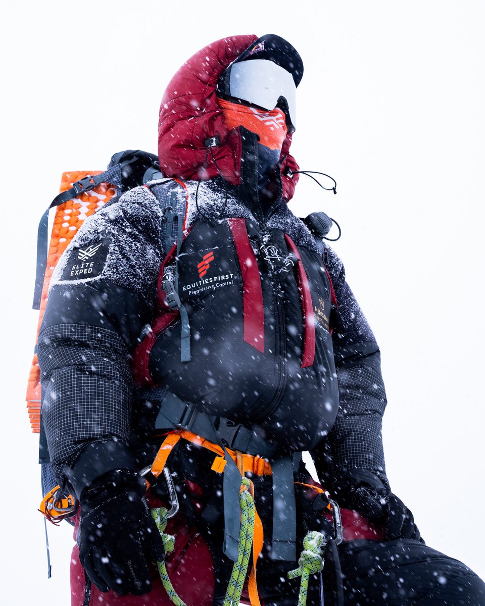 nimsdai's tweet image. The crow sits on the back of EAGLE and bites his neck. However, the eagle does not respond, nor fight with the crow; it doesn&apos;t waste time or energy on the crow instead the eagle will fly higher so the crow will fall due to lack of oxygen. - Be that eagle folks 👊🏽💥
#nimsdai