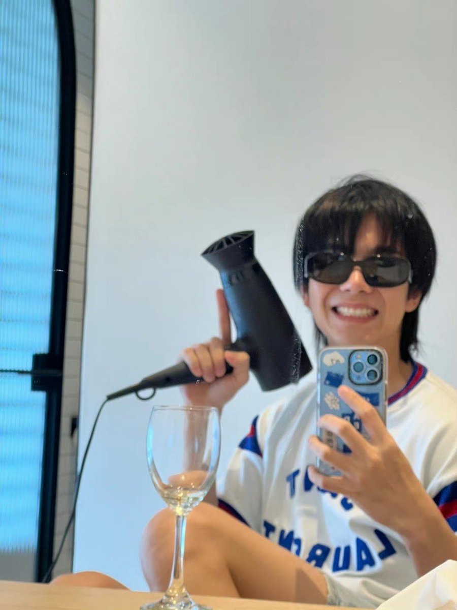 BbbZhouzhou's tweet photo. Why has he been absent for a whole month?
Is it really because of too much schedule?
Then why does someone always bump into him and take a picture with him.Please give an explanation @beoncloud_th #buildjakapandeservebetter https://t.co/tjeldSdAuH