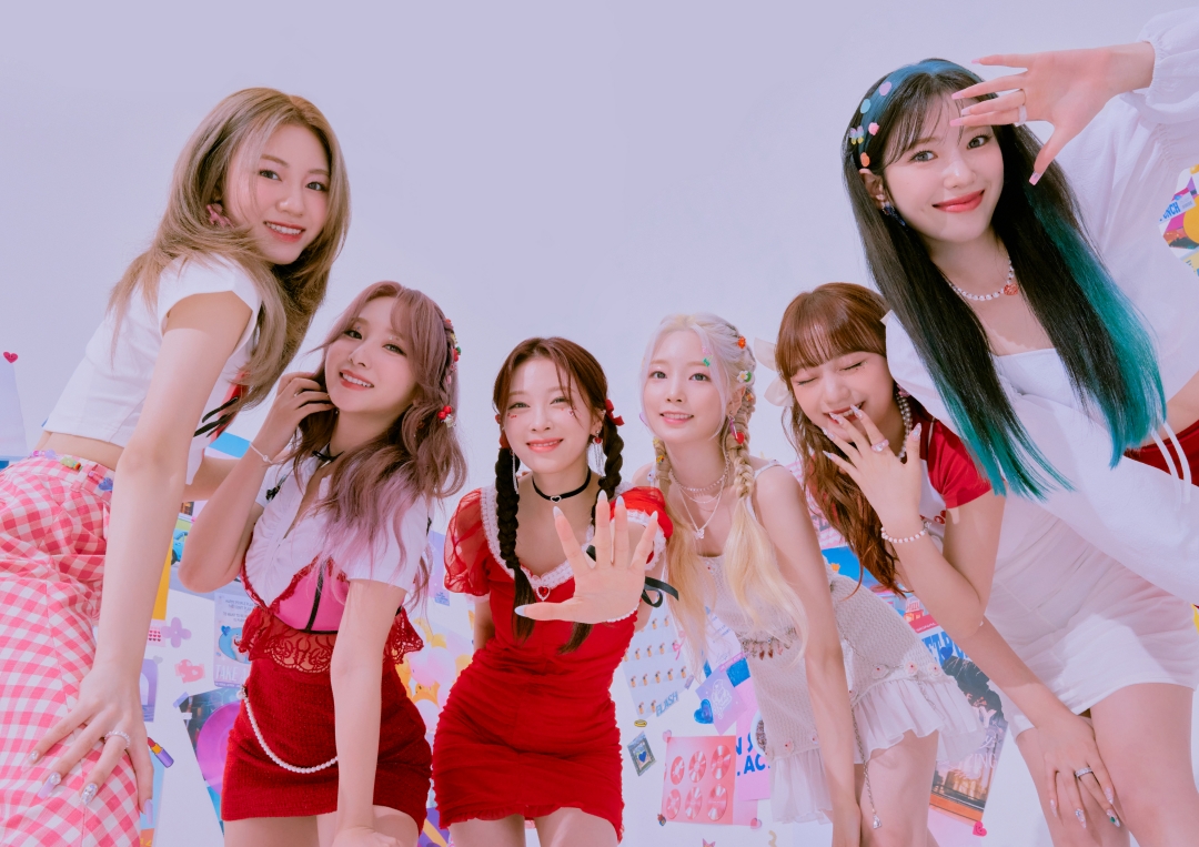 Kpop_Herald's tweet photo. .@RocketPunch is about to kick off their media showcase about its second single "Flash" set for release today. Stay tuned for official pictures and comments! 💕 #RocketPunch #FLASH #RocketPunch_FLASH https://t.co/eXUN5zbjA9