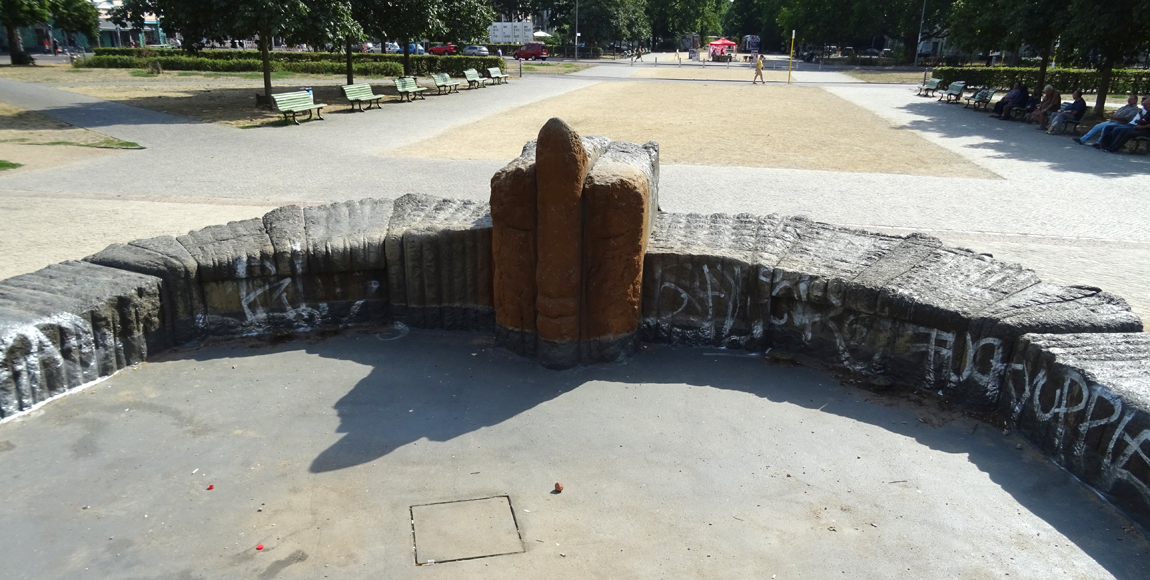 _mogblog's tweet photo. Wie #klimaresilient ist #Kreuzberg aka #Xhain eigentlich? An einem der heißesten Tage des Jahres hat #mogblog auf der Suche nach einer Oase einige #Zierbrunnen im Bezirk aufgesucht. Das ernüchternde Ergebnis: Fast keiner hat funktioniert: https://t.co/175HqXJwKo https://t.co/iia0VqcfbH