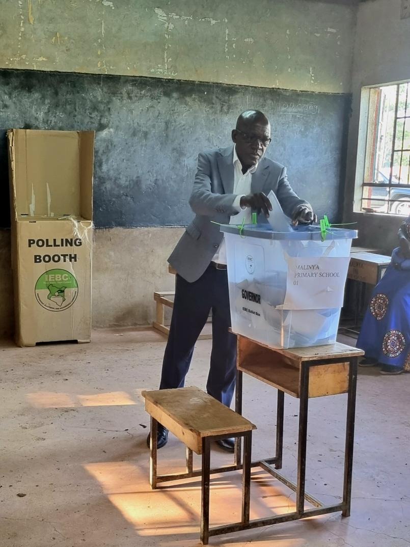 Kakamega Senator @KBonimtetezi cast his vote in Malinya primary, Kakamega county. #KURA2022 #KenyaElections