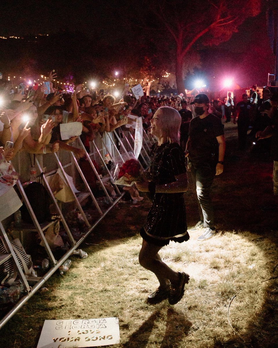 aintnopicnic's tweet photo. Raise your hand if you cried during the @phoebe_bridgers show✋💀 https://t.co/H8NK9Sa4e7
