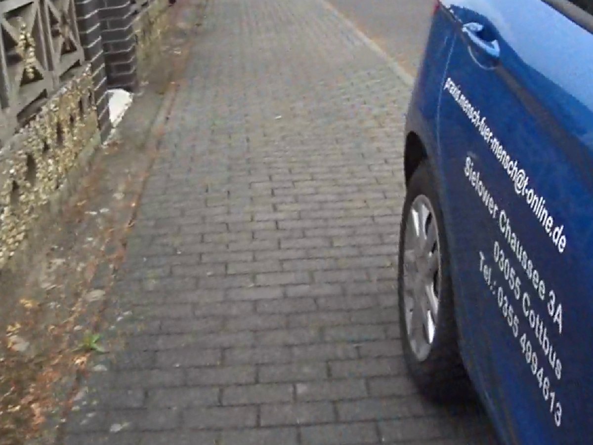 gehweghelden's tweet photo. #CB_HH115 Danke #menschfuermensch #Grenzstraße @Stadt_Cottbus #RuntervomGehweg #Paragraf12StVO #Gehwegparker https://t.co/vThEnvjHcP