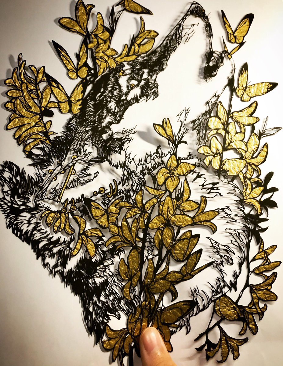 _ukai_'s tweet image. 比較的大きめなオオカミの切り絵はこんな感じです  絵柄の手癖がすごいですね 
ギラっとしたお顔を描くのが趣味です
#切り絵