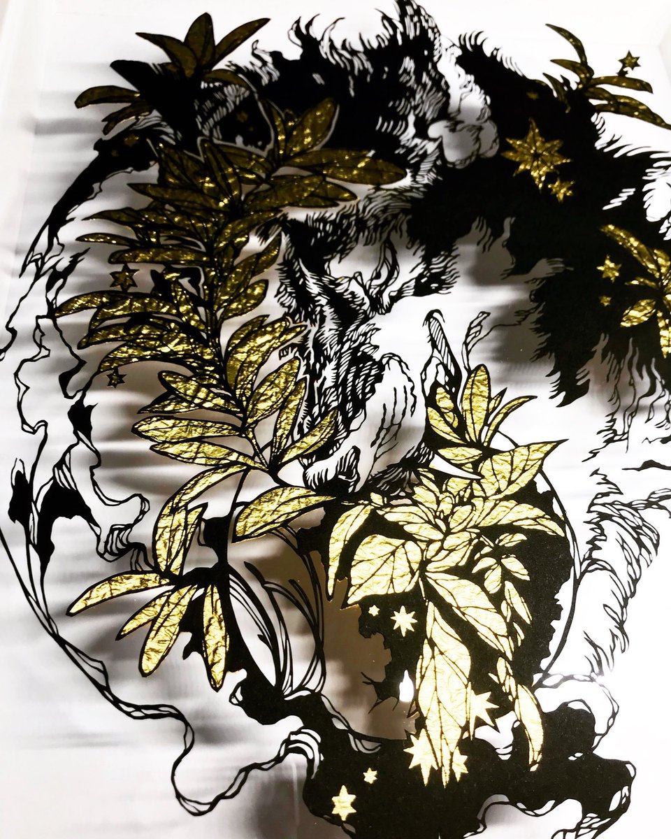 _ukai_'s tweet image. 比較的大きめなオオカミの切り絵はこんな感じです  絵柄の手癖がすごいですね 
ギラっとしたお顔を描くのが趣味です
#切り絵