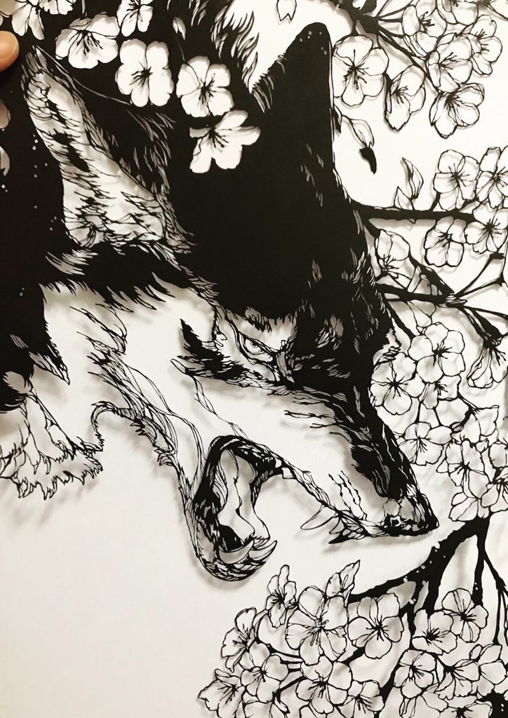 _ukai_'s tweet image. 比較的大きめなオオカミの切り絵はこんな感じです  絵柄の手癖がすごいですね 
ギラっとしたお顔を描くのが趣味です
#切り絵