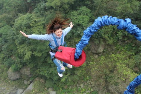 Have you ever done a #bungee #jump or plan to do that? I know that is #crazy. But I think that must be a special #experience. You can take it into account to add to your #bucket list. Start to plan it! Photo from Pixabay. #perfectseeking