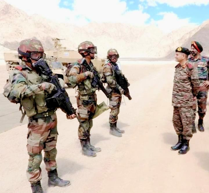 LevinaNeythiri's tweet photo. That's #LtGenUpendraDwivedi reviewing #ExerciseRedHunt!
The 1st soldier has an Israeli Negev LMG (can fire upto 1000-1100 bullets/min),
2nd soldier hs a SIG 716i assault rifle,
3rd soldier hs a grenade launcher.
@manishindiatv what's the make of the grenade launcher? https://t.co/qQGX9mlthZ