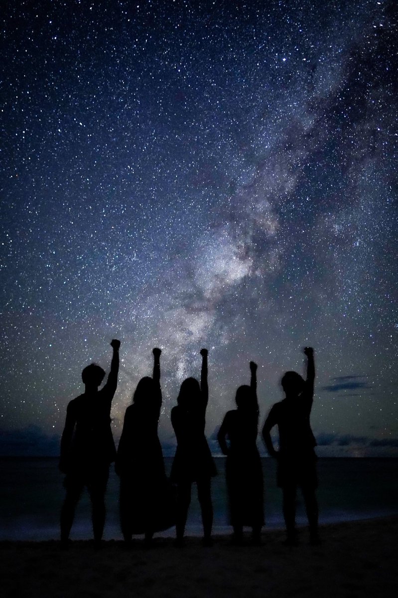 shubhe0227's tweet photo. これ無加工。宮古島の星空綺麗すぎて感動した。
星空眺めてたらみんな一斉にあっ！って声あげて同じ流れ星みれたのめちゃめちゃ青春だった https://t.co/fCG3vSROk7