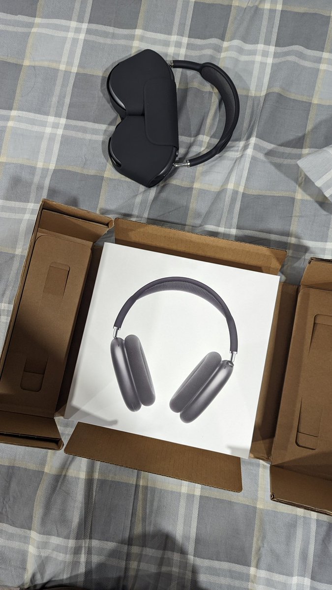 ShambuKushal's tweet photo. Selling AIRPODS MAX for
Inr49,000/800CAD Original
Inr66,100/880CAD. Bought just two days ago just used for unboxing and review.
Purchased in Canada
Reason:I don't need them
anymore( no fault in the product) Please retweet for better reach. #airpodsmax https://t.co/lULu1D3WBA