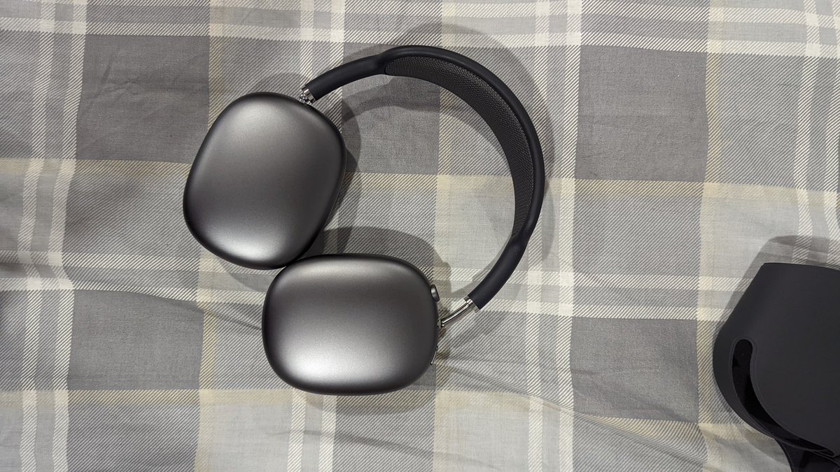 ShambuKushal's tweet photo. Selling AIRPODS MAX for
Inr49,000/800CAD Original
Inr66,100/880CAD. Bought just two days ago just used for unboxing and review.
Purchased in Canada
Reason:I don't need them
anymore( no fault in the product) Please retweet for better reach. #airpodsmax https://t.co/lULu1D3WBA