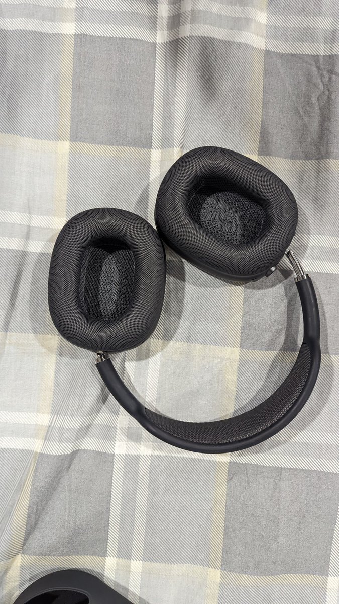 ShambuKushal's tweet photo. Selling AIRPODS MAX for
Inr49,000/800CAD Original
Inr66,100/880CAD. Bought just two days ago just used for unboxing and review.
Purchased in Canada
Reason:I don't need them
anymore( no fault in the product) Please retweet for better reach. #airpodsmax https://t.co/lULu1D3WBA