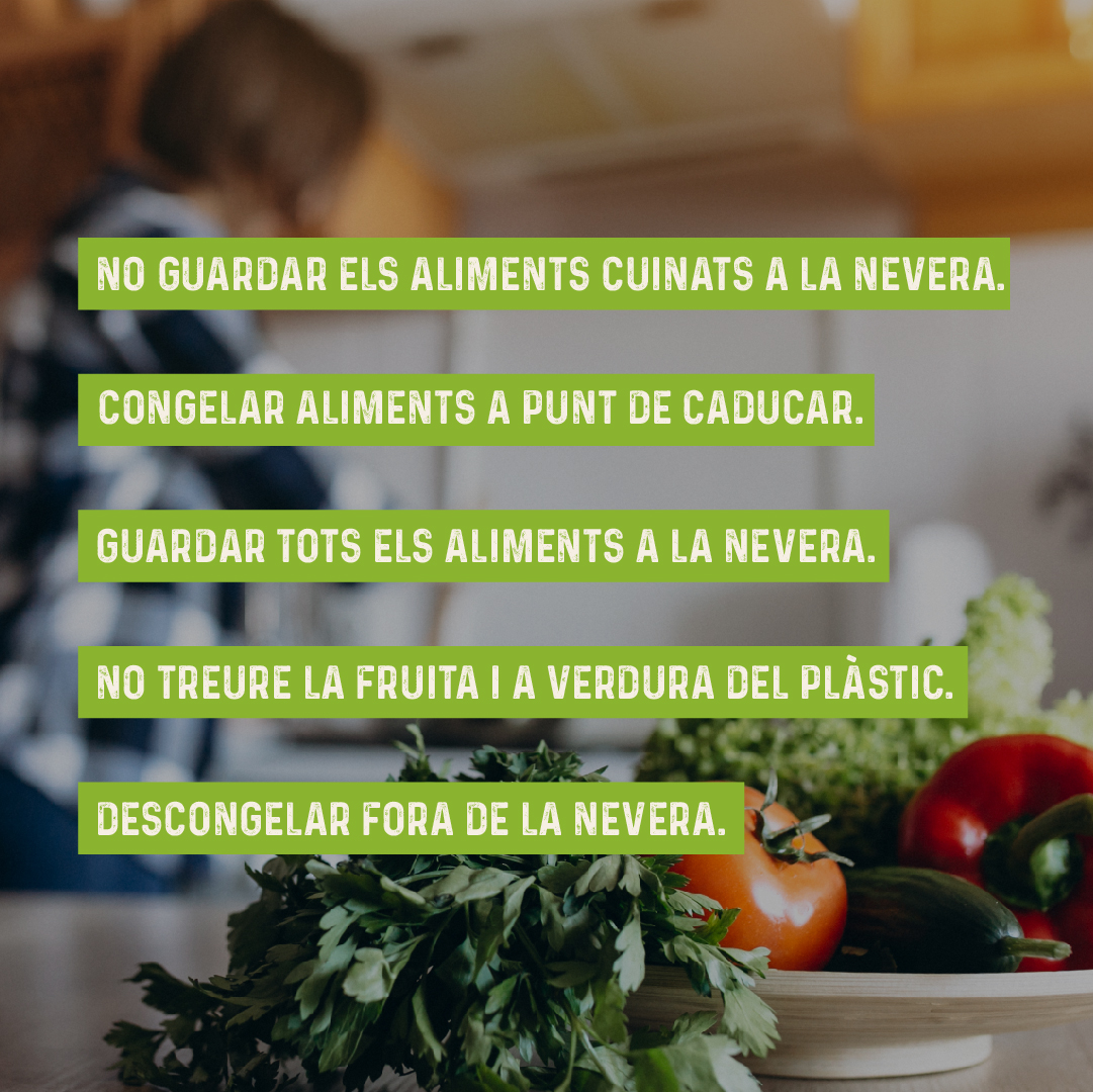 SomGentdeProfit's tweet photo. ERRORS que hem d'evitar👨‍🍳

❌ No guardar els aliments cuinats a la nevera.
❌ Descongelar fora de la nevera.
❌ Guardar tots els aliments a la nevera; alguns es conserven millor a l'exterior.
❌ Congelar aliments a punt de caducar.
❌ No treure la fruita i a verdura del plàstic. https://t.co/t7YkwpBzEr