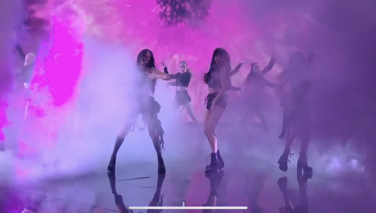 AgathaDanglapin's tweet photo. The smoke was the main act in blackpink’s vma performance https://t.co/g5uYWGSV33