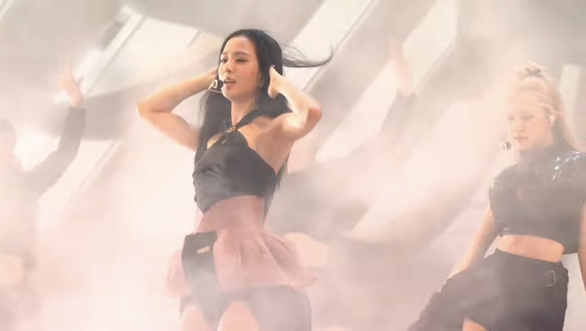 AgathaDanglapin's tweet photo. The smoke was the main act in blackpink’s vma performance https://t.co/g5uYWGSV33
