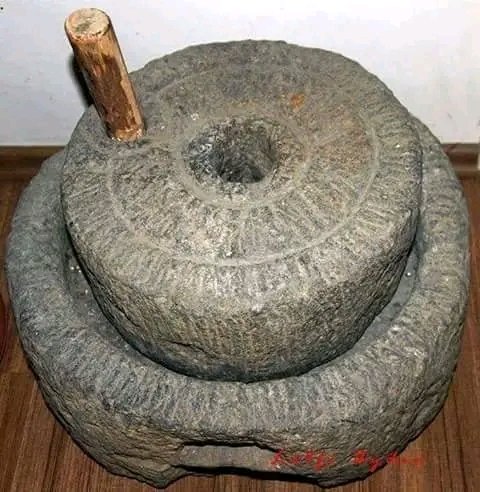 Mehmet_dogan6's tweet photo. Eskiden evlerde aşlık ve bulgur el değirmeniyle çekilirdi. Hey gidi günler hey... https://t.co/b25HeSAVsa