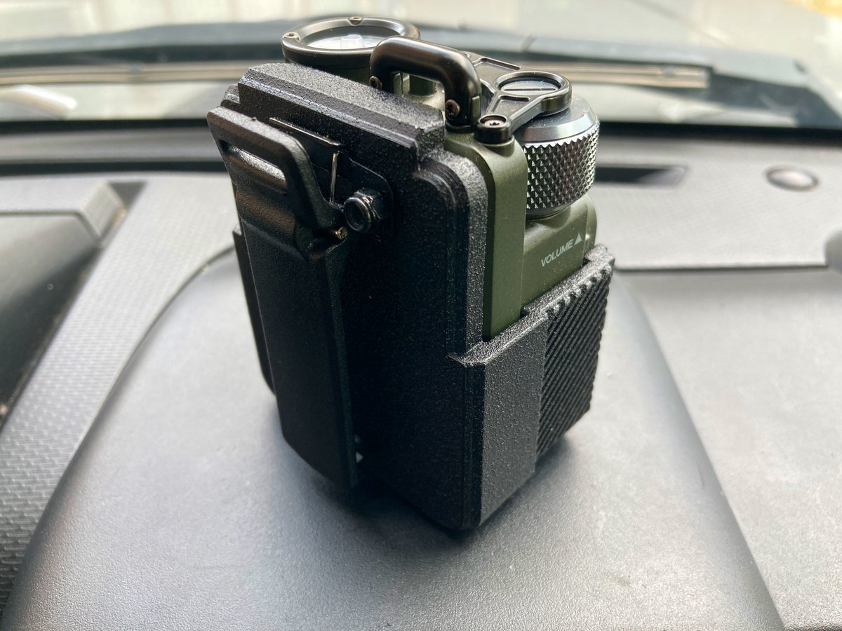 JIMNYojisan's tweet photo. メルカリで買ったあのBluetoothスピーカー用のホルダー。ピッタリフィットしててゴツい。後ろのクリップでサンバイザーとかにも付けれるようになって良い感じ https://t.co/IQv5yIthxZ