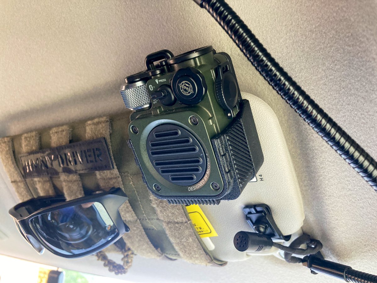 JIMNYojisan's tweet photo. メルカリで買ったあのBluetoothスピーカー用のホルダー。ピッタリフィットしててゴツい。後ろのクリップでサンバイザーとかにも付けれるようになって良い感じ https://t.co/IQv5yIthxZ