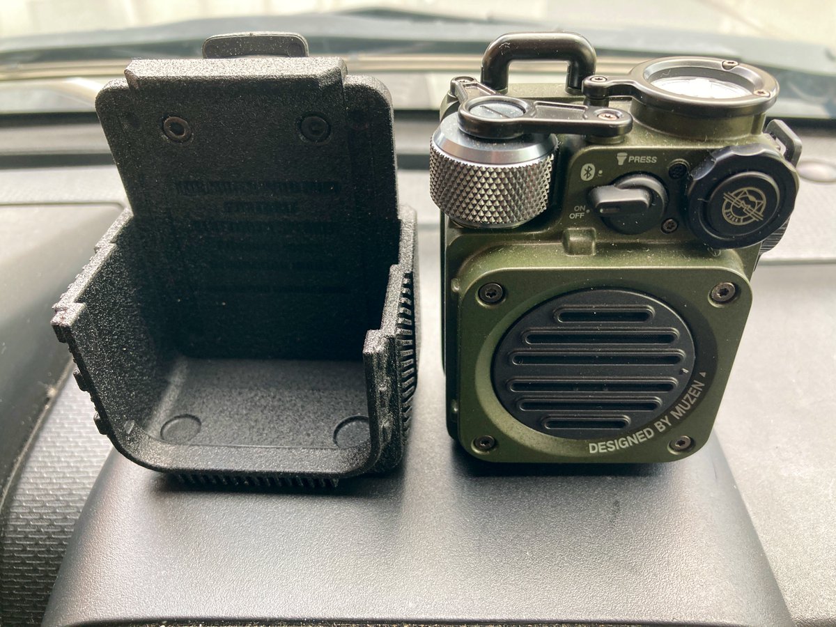 JIMNYojisan's tweet photo. メルカリで買ったあのBluetoothスピーカー用のホルダー。ピッタリフィットしててゴツい。後ろのクリップでサンバイザーとかにも付けれるようになって良い感じ https://t.co/IQv5yIthxZ