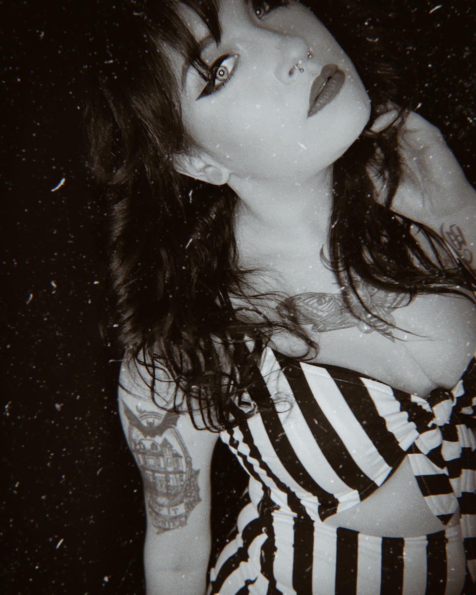 cloudydeaddoll's tweet photo. Cool tones or neon?
Dress forestink beetle tie dress
Eyes and lip @nyxcosmetics
Foundation @wetnwildbeauty
#forestink #VMAs #gothgirl #gothmodel #alternativemodel #model #fashion #girlswithtattoos #rockabilly
#pinup #tattoomodel #beauty #nyxcosmetics #makeup https://t.co/uelQ3iO7hv
