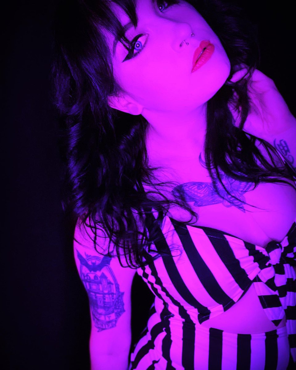 cloudydeaddoll's tweet photo. Cool tones or neon?
Dress forestink beetle tie dress
Eyes and lip @nyxcosmetics
Foundation @wetnwildbeauty
#forestink #VMAs #gothgirl #gothmodel #alternativemodel #model #fashion #girlswithtattoos #rockabilly
#pinup #tattoomodel #beauty #nyxcosmetics #makeup https://t.co/uelQ3iO7hv