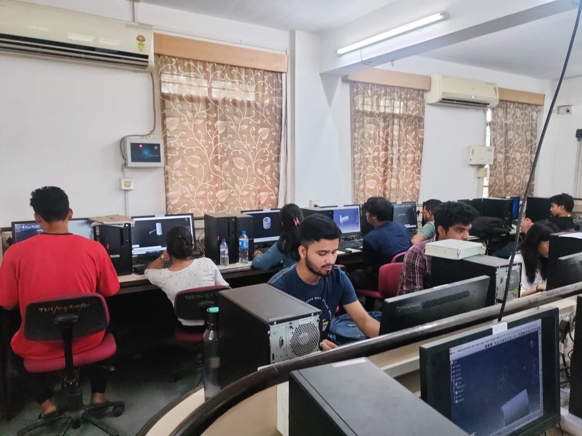 ghytrtcminmsme's tweet photo. Students from Jorhat Institute of Science & Technology are attending Summer Internship Training at Tool Room & Training Centre (TRTC), Guwahati on 29th Aug 2022 #MyMSME #internshiptraining https://t.co/S68Pks0vu9