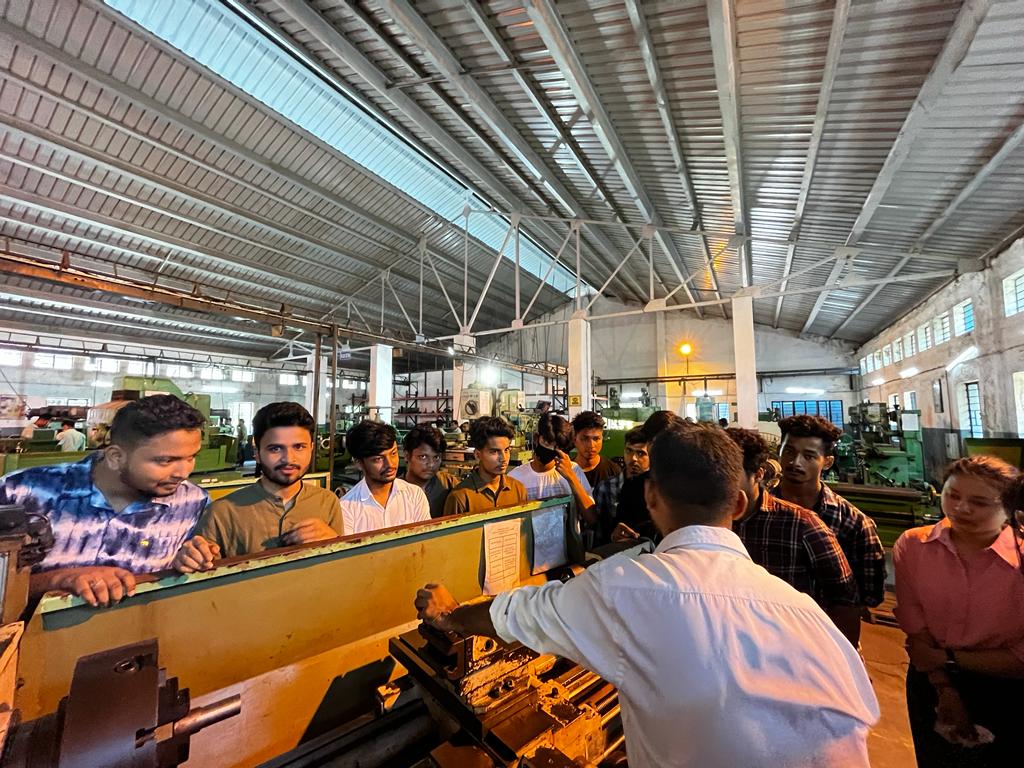 ghytrtcminmsme's tweet photo. Students from Jorhat Institute of Science & Technology are attending Summer Internship Training at Tool Room & Training Centre (TRTC), Guwahati on 29th Aug 2022 #MyMSME #internshiptraining https://t.co/S68Pks0vu9