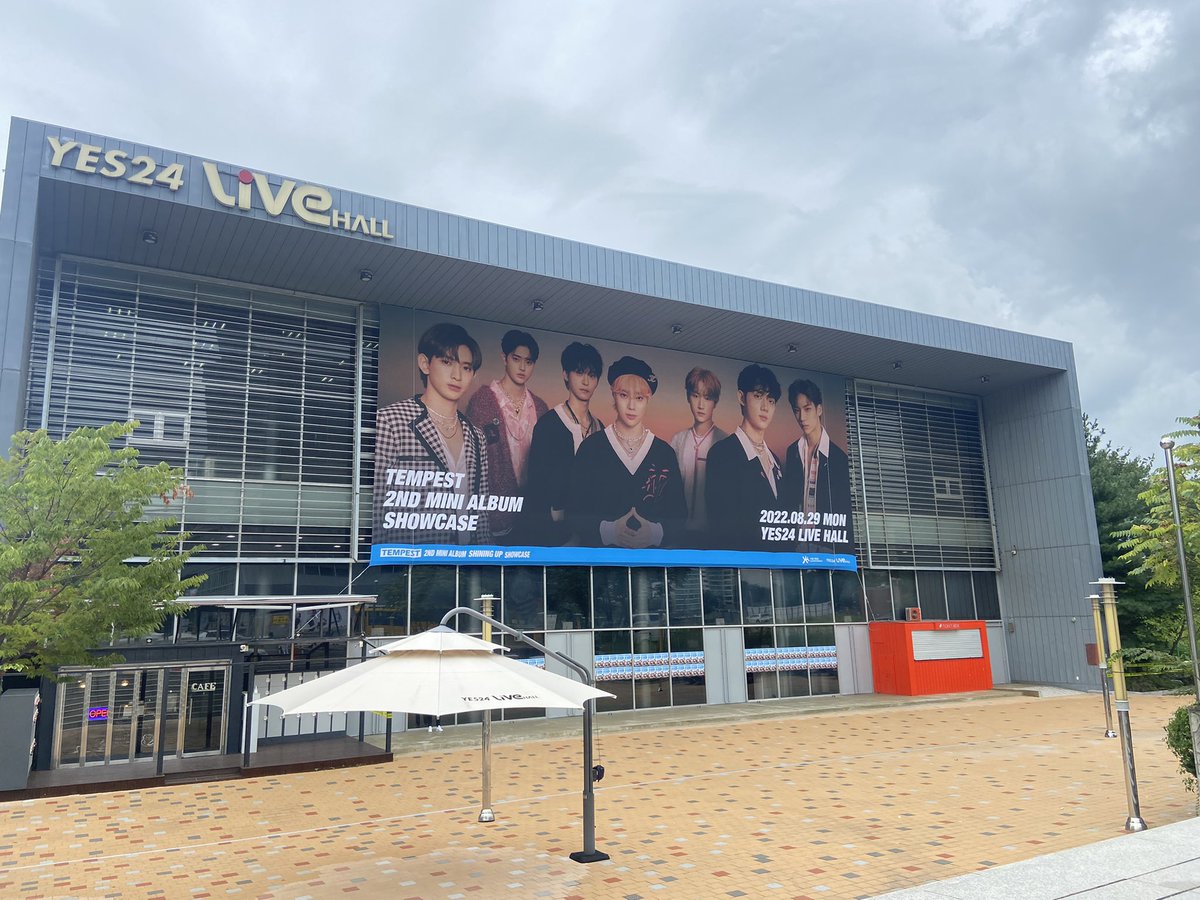 kvibe_yonhap's tweet photo. @korea_odyssey is curently walking to #yes24, where #Tempest (@TPST_twt )’s #SHININGUP media showcase will be held at 4 pm (KST) ❤️💓

#템페스트 

Stay tuned for inside photos https://t.co/Y2hs55B5Vo