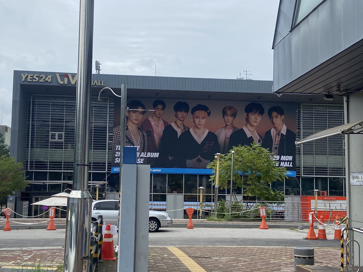 kvibe_yonhap's tweet photo. @korea_odyssey is curently walking to #yes24, where #Tempest (@TPST_twt )’s #SHININGUP media showcase will be held at 4 pm (KST) ❤️💓

#템페스트 

Stay tuned for inside photos https://t.co/Y2hs55B5Vo