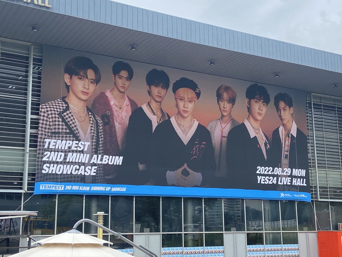 kvibe_yonhap's tweet photo. @korea_odyssey is curently walking to #yes24, where #Tempest (@TPST_twt )’s #SHININGUP media showcase will be held at 4 pm (KST) ❤️💓

#템페스트 

Stay tuned for inside photos https://t.co/Y2hs55B5Vo